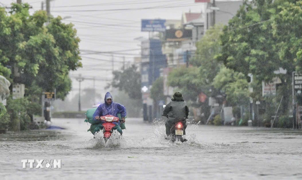 Một số tuyến đường xã Hải Hậu (Ninh Bình) bị ngập cục bộ.(Ảnh: Thái Thuần/TTXVN)