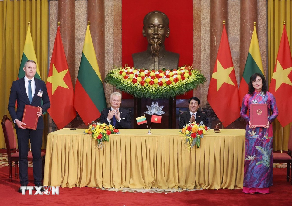 Chủ tịch nước Lương Cường và Tổng thống Litva Gitanas Nauseda chứng kiến lễ ký kết Bản ghi nhớ giữa Bộ Công Thương Việt Nam và Bộ Năng lượng Litva về hợp tác trong lĩnh vực năng lượng. (Ảnh: Lâm Khánh/TTXVN)