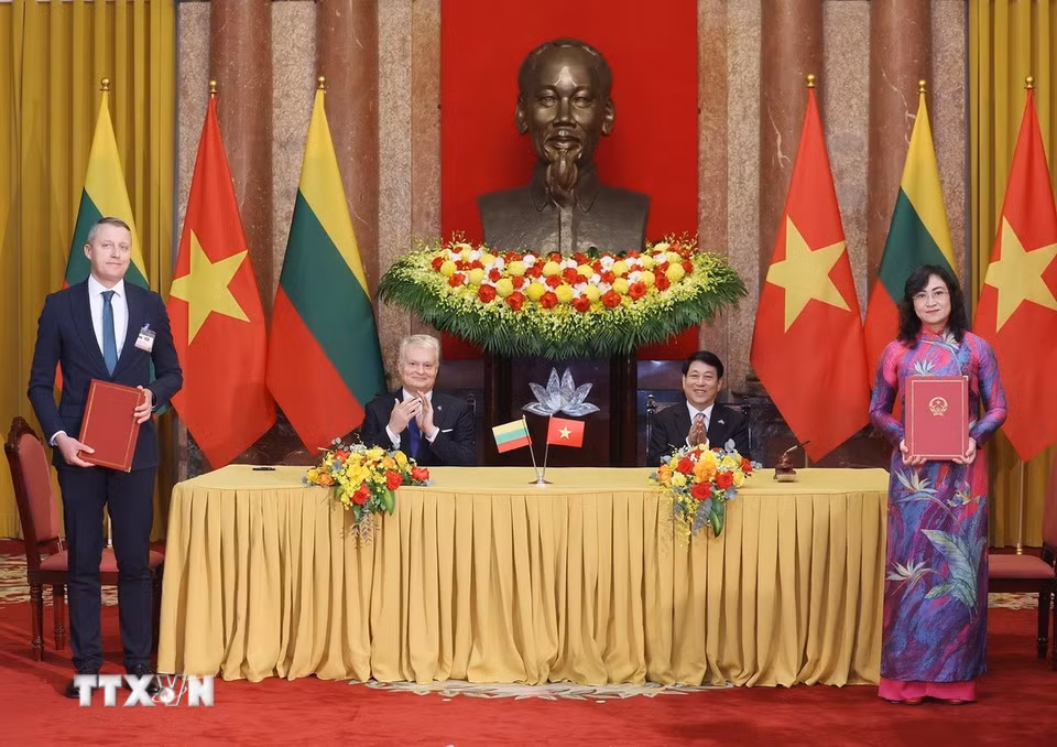 Chủ tịch nước Lương Cường và Tổng thống Litva Gitanas Nauseda chứng kiến lễ ký kết Bản ghi nhớ giữa Bộ Công Thương Việt Nam và Bộ Năng lượng Litva về hợp tác trong lĩnh vực năng lượng. (Ảnh: Lâm Khánh/TTXVN)