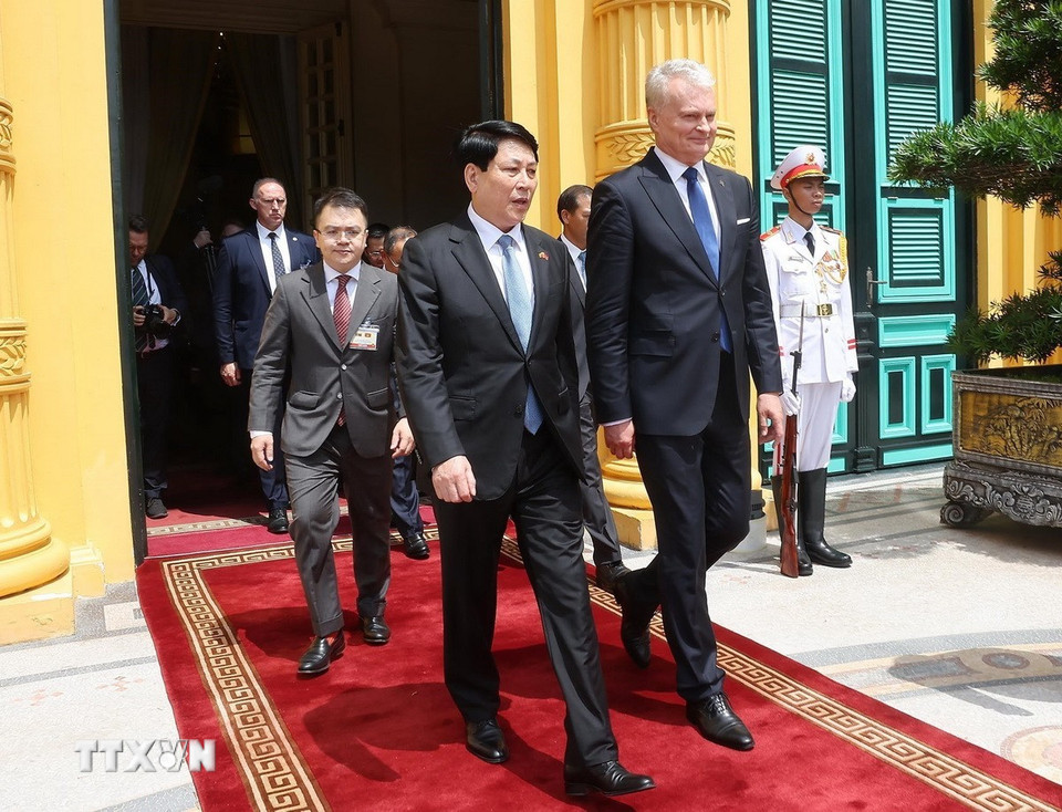 Chủ tịch nước Lương Cường và Tổng thống Litva Gitanas Nauseda. (Ảnh: Lâm Khánh/TTXVN)