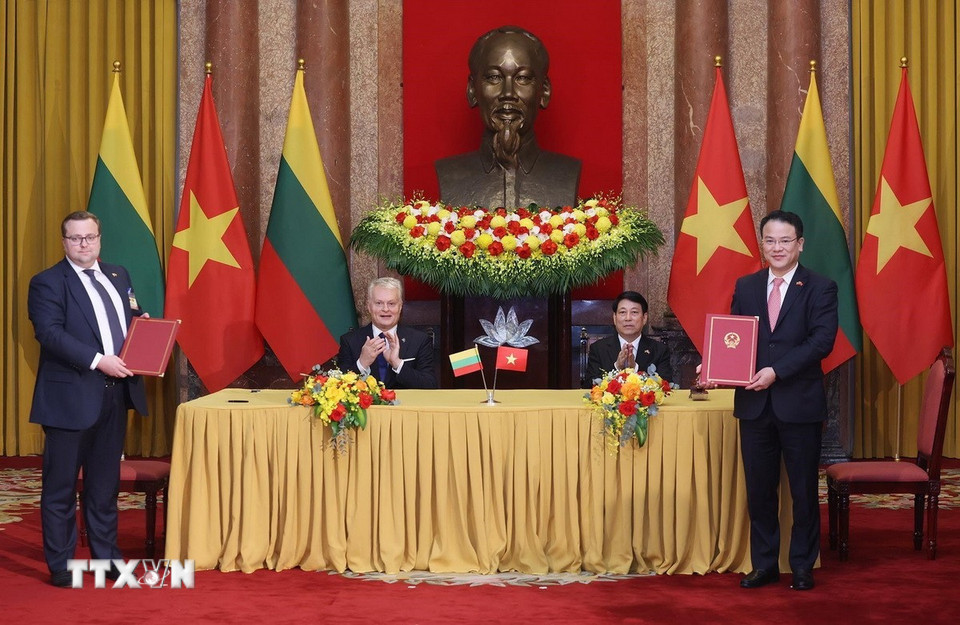 Chủ tịch nước Lương Cường và Tổng thống Litva Gitanas Nauseda chứng kiến lễ ký kết Ý định thư giữa Bộ Tài chính Việt Nam và Bộ Tài chính Litva. (Ảnh: Lâm Khánh/TTXVN)
