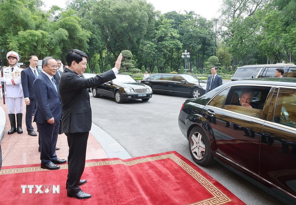 Chủ tịch nước Lương Cường tiễn Tổng thống Litva Gitanas Nauseda. (Ảnh: Lâm Khánh/TTXVN)