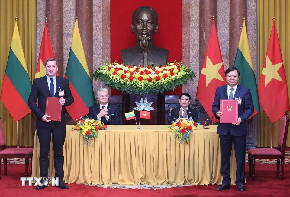 Chủ tịch nước Lương Cường và Tổng thống Litva Gitanas Nauseda chứng kiến lễ kết Bản ghi nhớ về hợp tác trong lĩnh vực nông nghiệp giữa Bộ Nông nghiệp và Môi trường Việt Nam và Bộ Nông nghiệp Litva. (Ảnh: Lâm Khánh/TTXVN)