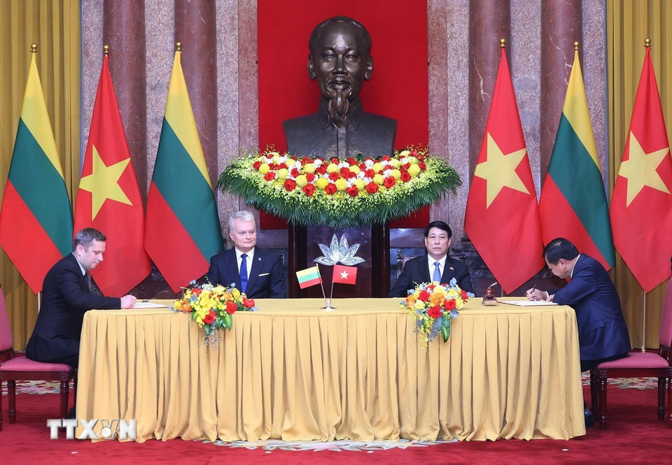 Chủ tịch nước Lương Cường và Tổng thống Litva Gitanas Nauseda chứng kiến lễ kết ký Bản ghi nhớ về hợp tác trong lĩnh vực nông nghiệp giữa Bộ Nông nghiệp và Môi trường Việt Nam và Bộ Nông nghiệp Litva. (Ảnh: Lâm Khánh/TTXVN)