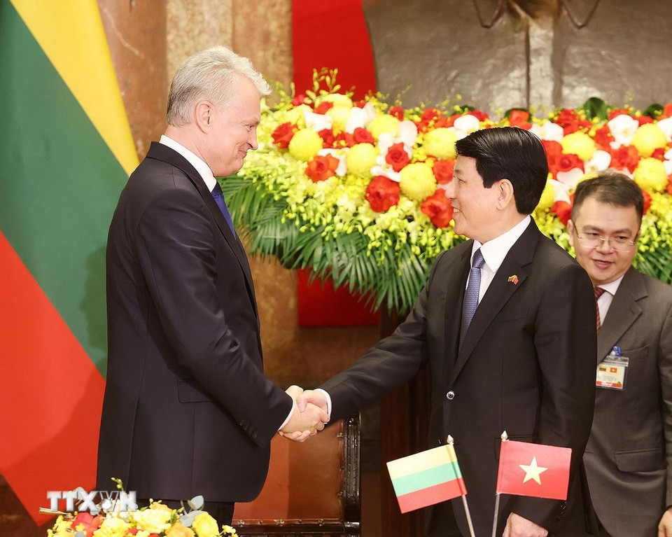 Chủ tịch nước Lương Cường và Tổng thống Litva Gitanas Nauseda tại lễ ký kết các văn kiện hợp tác giữa hai nước. (Ảnh: Lâm Khánh/TTXVN)