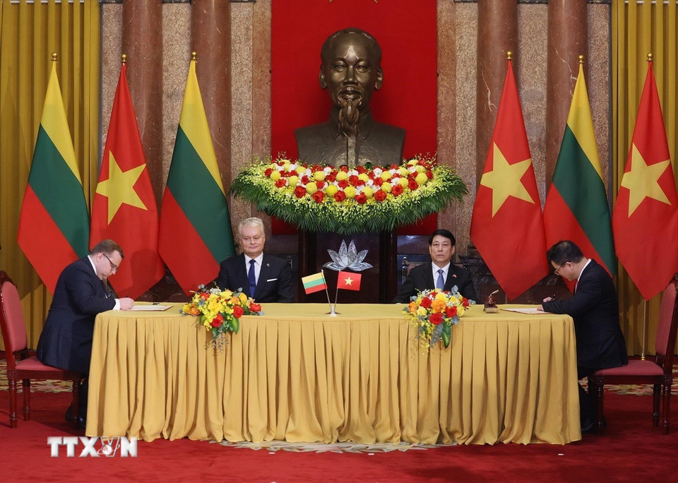 Chủ tịch nước Lương Cường và Tổng thống Litva Gitanas Nauseda chứng kiến lễ ký kết Ý định thư giữa Bộ Tài chính Việt Nam và Bộ Tài chính Litva. (Ảnh: Lâm Khánh/TTXVN)