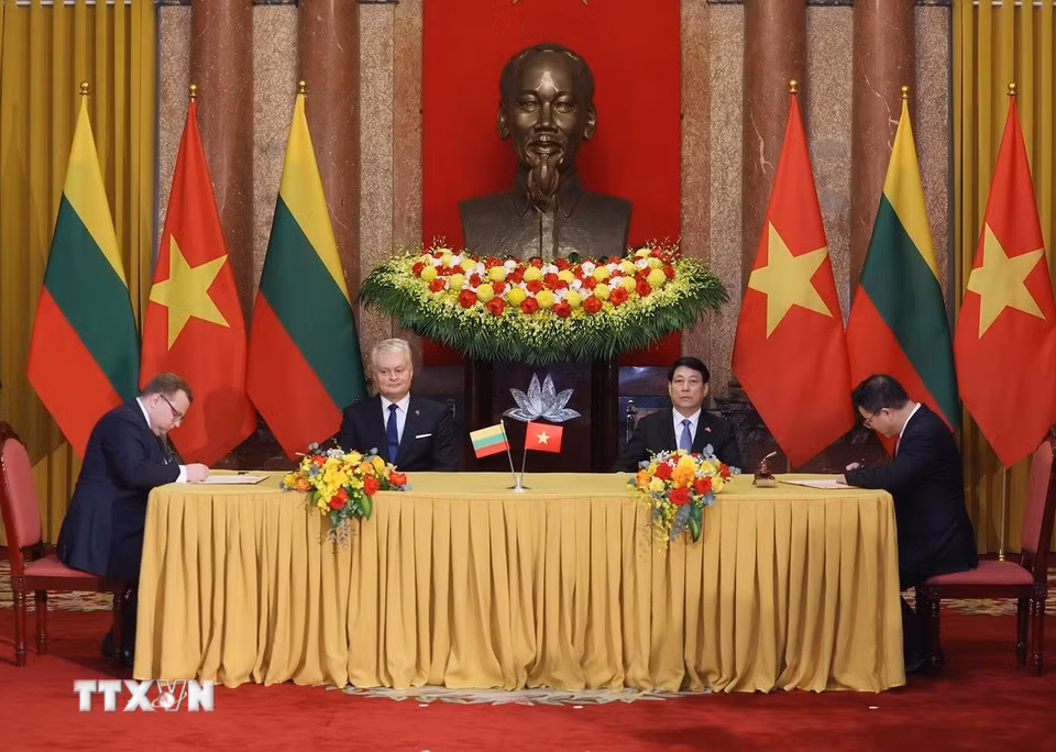 Chủ tịch nước Lương Cường và Tổng thống Litva Gitanas Nauseda chứng kiến lễ ký kết Ý định thư giữa Bộ Tài chính Việt Nam và Bộ Tài chính Litva. (Ảnh: Lâm Khánh/TTXVN)