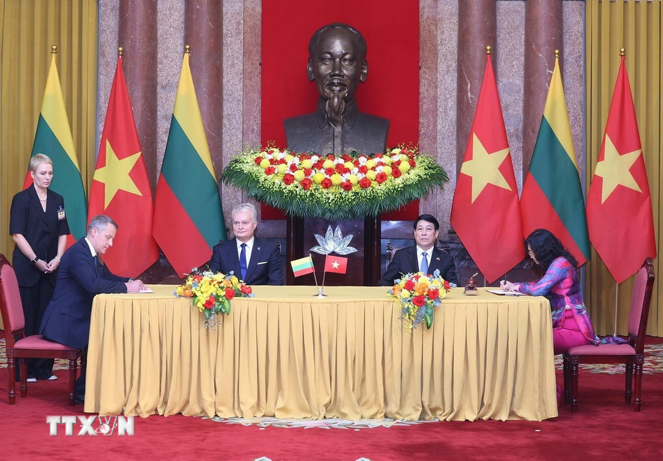 Chủ tịch nước Lương Cường và Tổng thống Litva Gitanas Nauseda chứng kiến lễ ký kết Bản ghi nhớ giữa Bộ Công Thương Việt Nam và Bộ Năng lượng Litva về hợp tác trong lĩnh vực năng lượng. (Ảnh: Lâm Khánh/TTXVN)