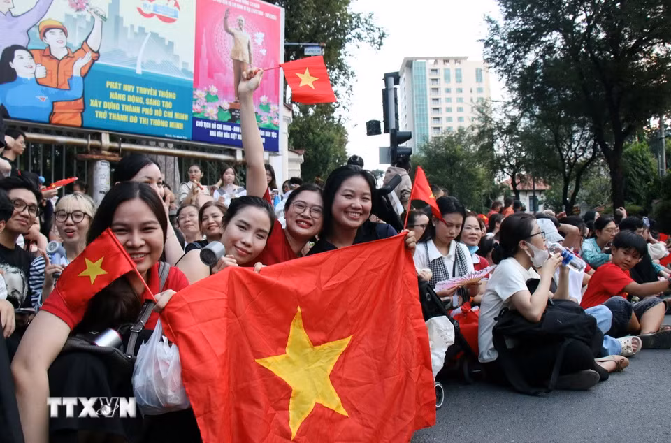 Không khí tươi vui, nhộn nhịp ở các tuyến đường quanh Hội trường Thống Nhất. (Ảnh: Tiến Lực/TTXVN)