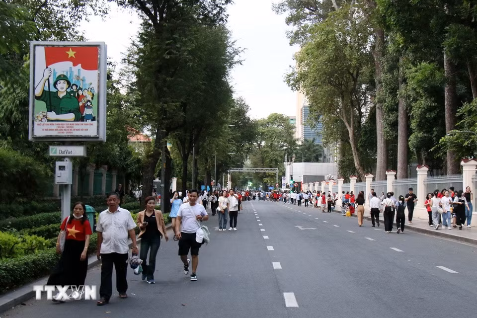 Đường Nguyễn Thị Minh Khai được lực lượng chức năng phân luồng để người dân đi bộ vào các tuyến đường có diễu binh, diễu hành đi qua. (Ảnh: Tiến Lực/TTXVN)
