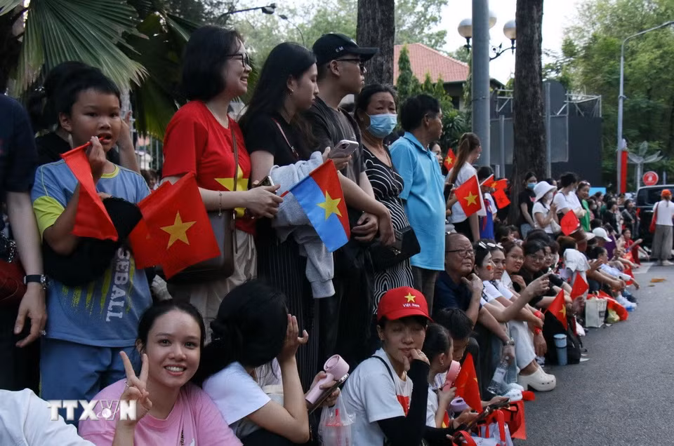 Không khí tươi vui, nhộn nhịp ở các tuyến đường quanh Hội trường Thống Nhất. (Ảnh: Tiến Lực/TTXVN)