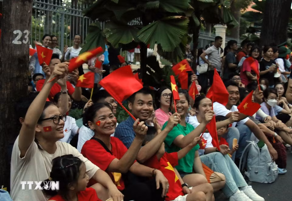 Không khí tươi vui, nhộn nhịp ở các tuyến đường quanh Hội trường Thống Nhất. (Ảnh: Tiến Lực/TTXVN)