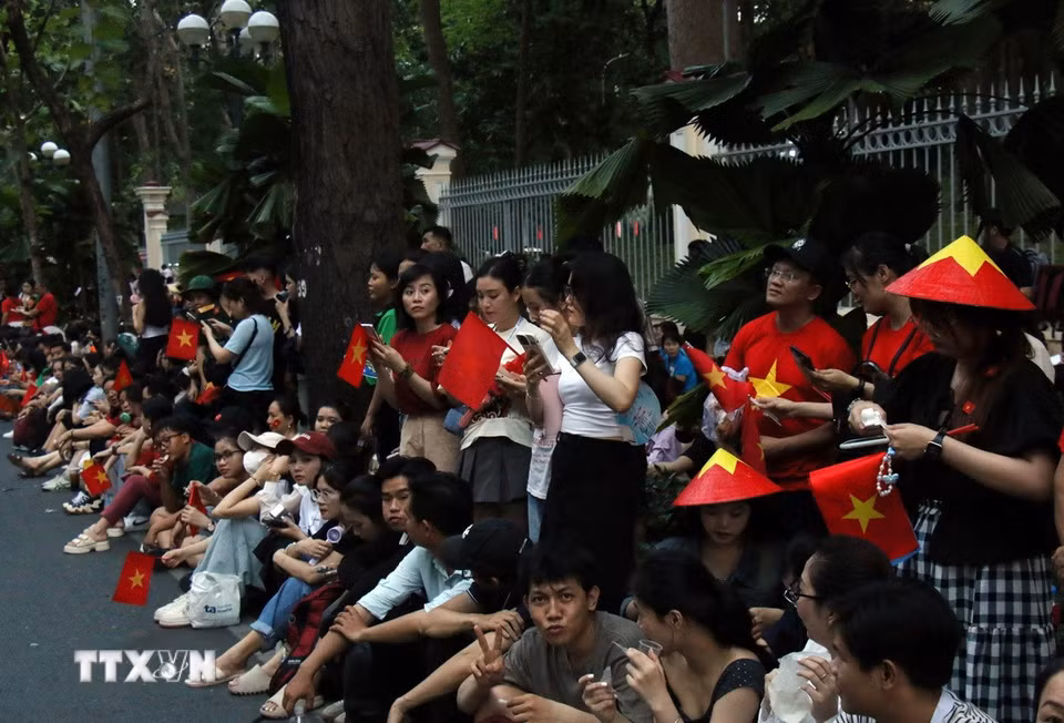 Không khí tươi vui, nhộn nhịp ở các tuyến đường quanh Hội trường Thống Nhất. (Ảnh: Tiến Lực/TTXVN)