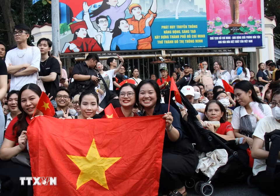 Không khí tươi vui, nhộn nhịp ở các tuyến đường quanh Hội trường Thống Nhất. (Ảnh: Tiến Lực/TTXVN)