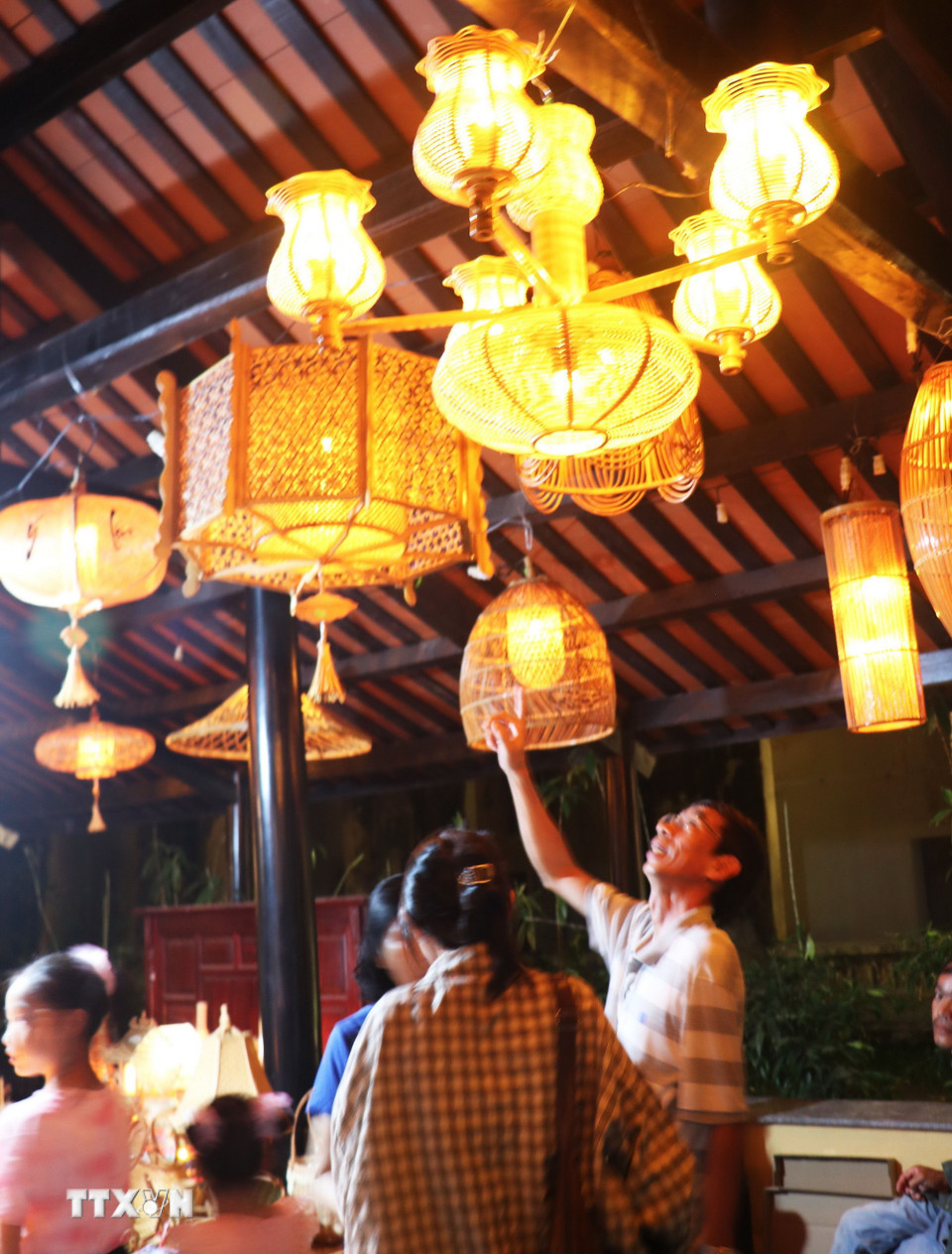 Các loại đèn lồng mây tre đan Bao La của Huế rực rỡ sắc màu trong Chương trình Trung thu Hoàng cung Huế 2025. (Ảnh: Nguyên Lý/TTXVN)