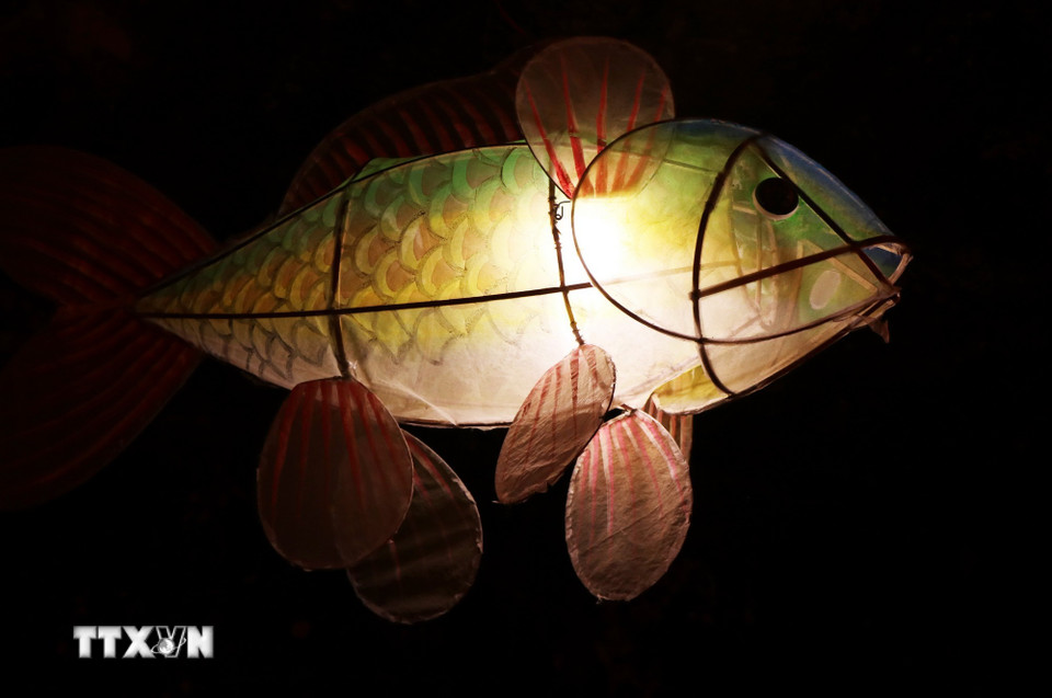 Đèn hình cá rực rỡ sắc màu trong Chương trình Trung thu Hoàng cung Huế 2025. (Ảnh: Nguyên Lý/TTXVN)