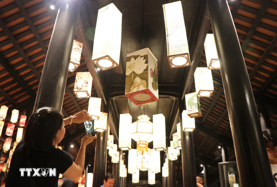 Các loại đèn lồng xếp của Huế rực rỡ sắc màu trong Chương trình Trung thu Hoàng cung Huế 2025. (Ảnh: Nguyên Lý/TTXVN)