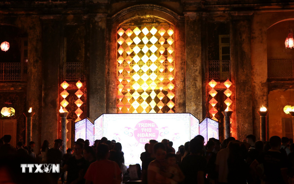 Đèn rực rỡ sắc màu trong Chương trình Trung thu Hoàng cung Huế 2025. (Ảnh: Nguyên Lý/TTXVN)