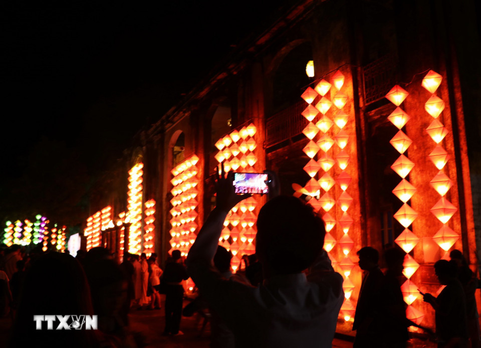 Đèn rực rỡ sắc màu trong Chương trình Trung thu Hoàng cung Huế 2025. (Ảnh: Nguyên Lý/TTXVN)