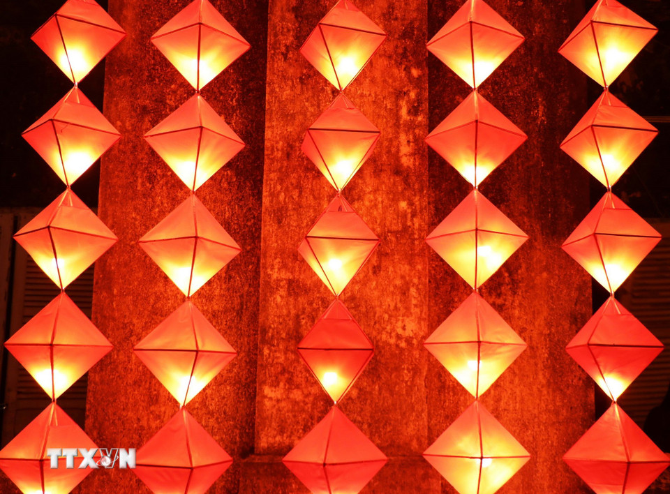 Đèn rực rỡ sắc màu trong Chương trình Trung thu Hoàng cung Huế 2025. (Ảnh: Nguyên Lý/TTXVN)