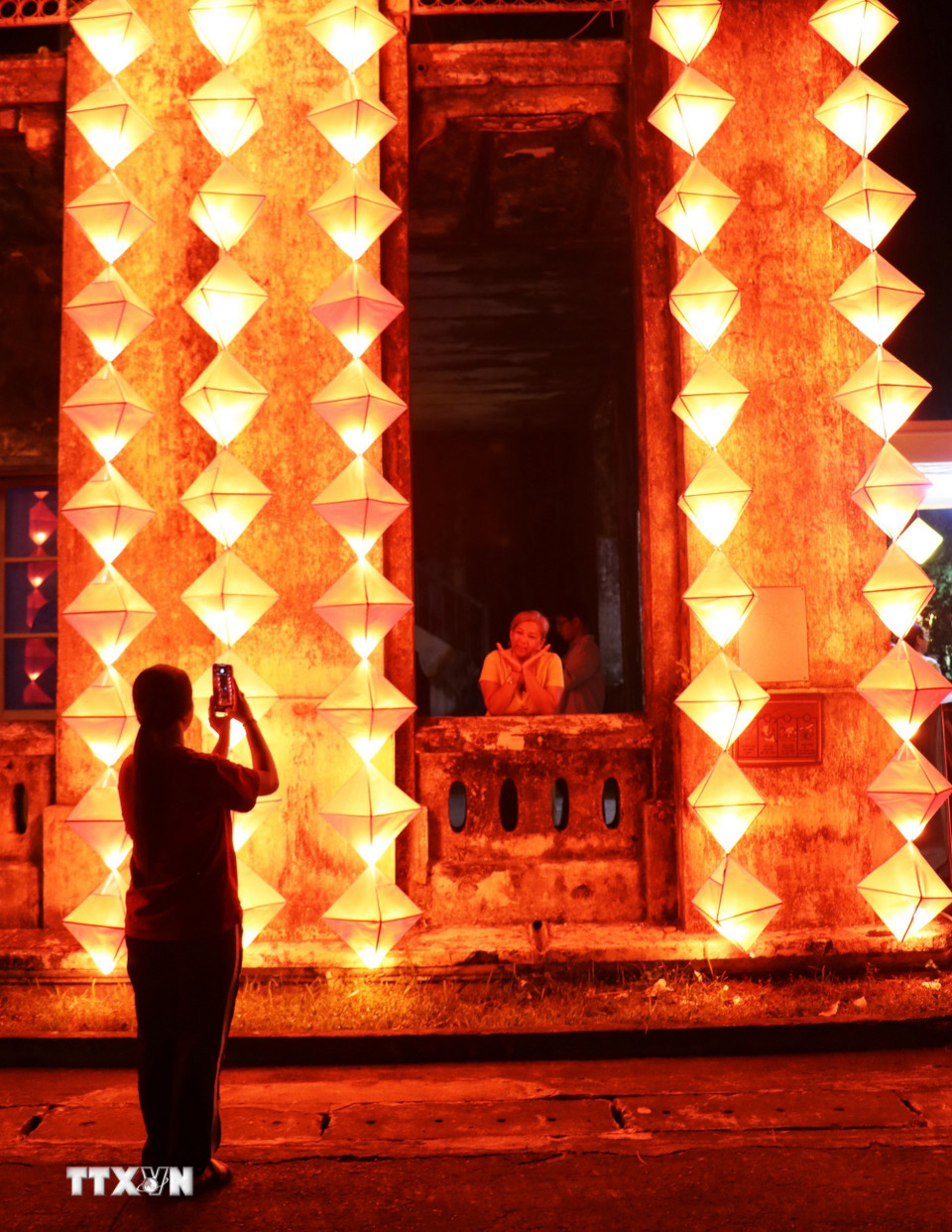 Đèn rực rỡ sắc màu trong Chương trình Trung thu Hoàng cung Huế 2025. (Ảnh: Nguyên Lý/TTXVN)