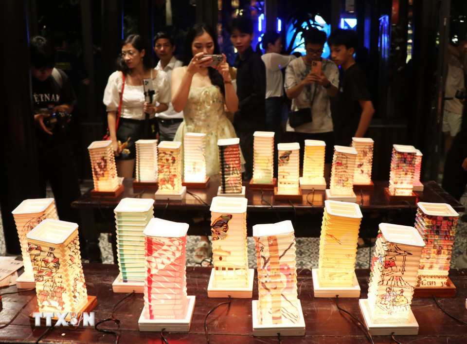 Các loại đèn lồng xếp của Huế rực rỡ sắc màu trong Chương trình Trung thu Hoàng cung Huế 2025. (Ảnh: Nguyên Lý/TTXVN)