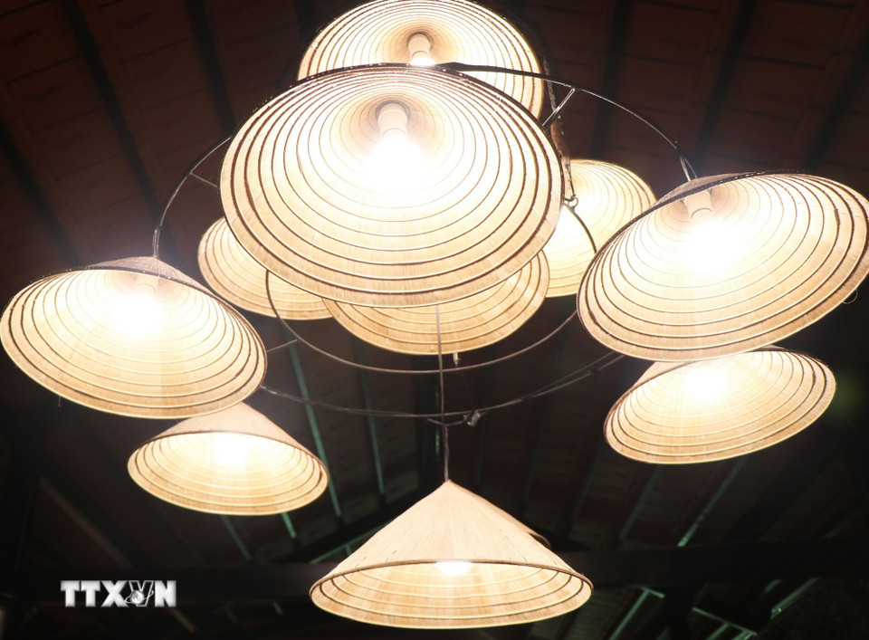 Đèn rực rỡ sắc màu trong Chương trình Trung thu Hoàng cung Huế 2025. (Ảnh: Nguyên Lý/TTXVN)