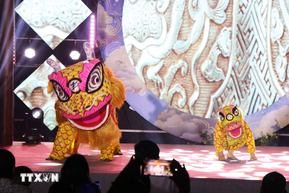 Biểu diễn múa lân trong Chương trình Trung thu Hoàng cung Huế 2025. (Ảnh: Nguyên Lý/TTXVN)