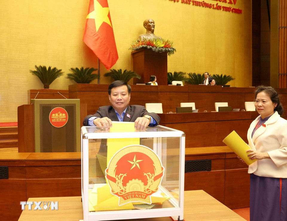 Đại biểu Quốc hội bỏ phiếu bầu Phó Chủ tịch Quốc hội và Ủy viên Ủy ban Thường vụ Quốc hội; phê chuẩn đề nghị của Thủ tướng Chính phủ về việc bổ nhiệm các Phó Thủ tướng Chính phủ, Bộ trưởng và thành viên khác của Chính phủ nhiệm kỳ 2021-2026. (Ảnh: Phương Hoa/ TTXVN)