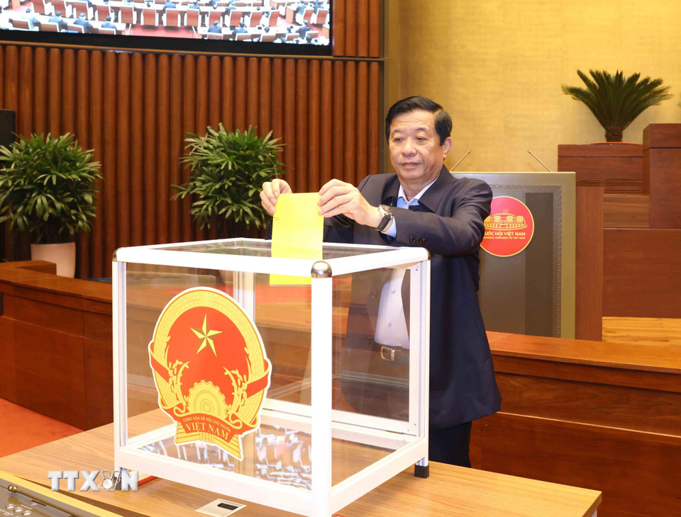 Đại biểu Quốc hội bỏ phiếu bầu Phó Chủ tịch Quốc hội và Ủy viên Ủy ban Thường vụ Quốc hội; Phê chuẩn đề nghị của Thủ tướng Chính phủ về việc bổ nhiệm các Phó Thủ tướng Chính phủ, Bộ trưởng và thành viên khác của Chính phủ nhiệm kỳ 2021-2026. (Ảnh: Phương Hoa/TTXVN)