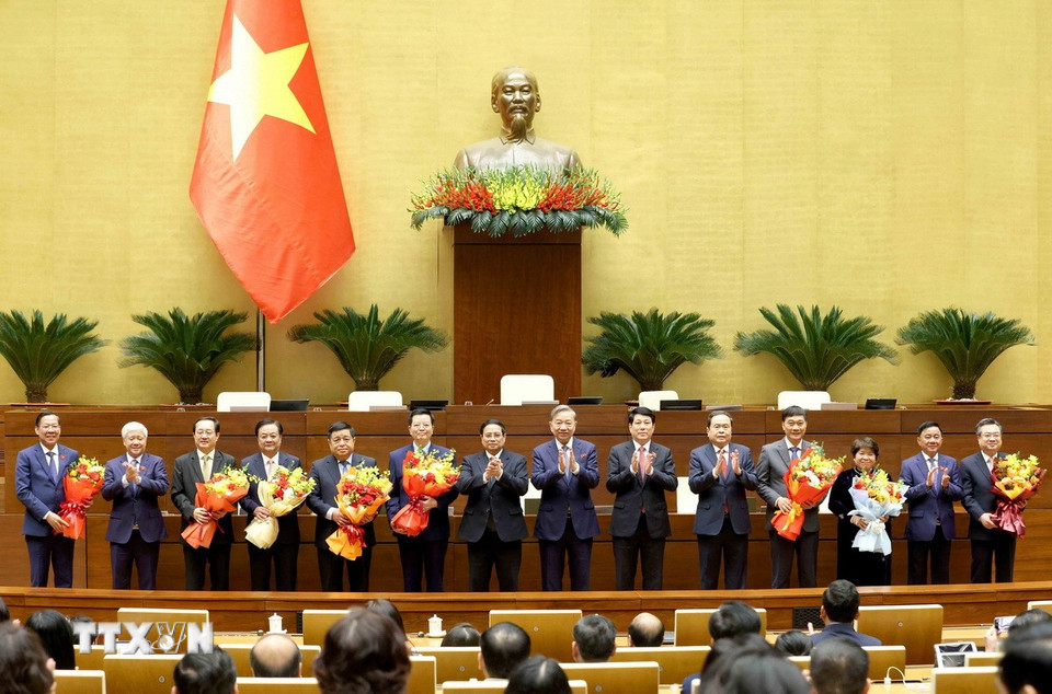 Các đồng chí lãnh đạo Đảng, Nhà nước chúc mừng các đồng chí Phó Chủ tịch Quốc hội, Ủy viên Ủy ban Thường vụ Quốc hội; các Phó Thủ tướng Chính phủ, Bộ trưởng nhận nhiệm vụ mới. (Ảnh: Phương Hoa/TTXVN)
