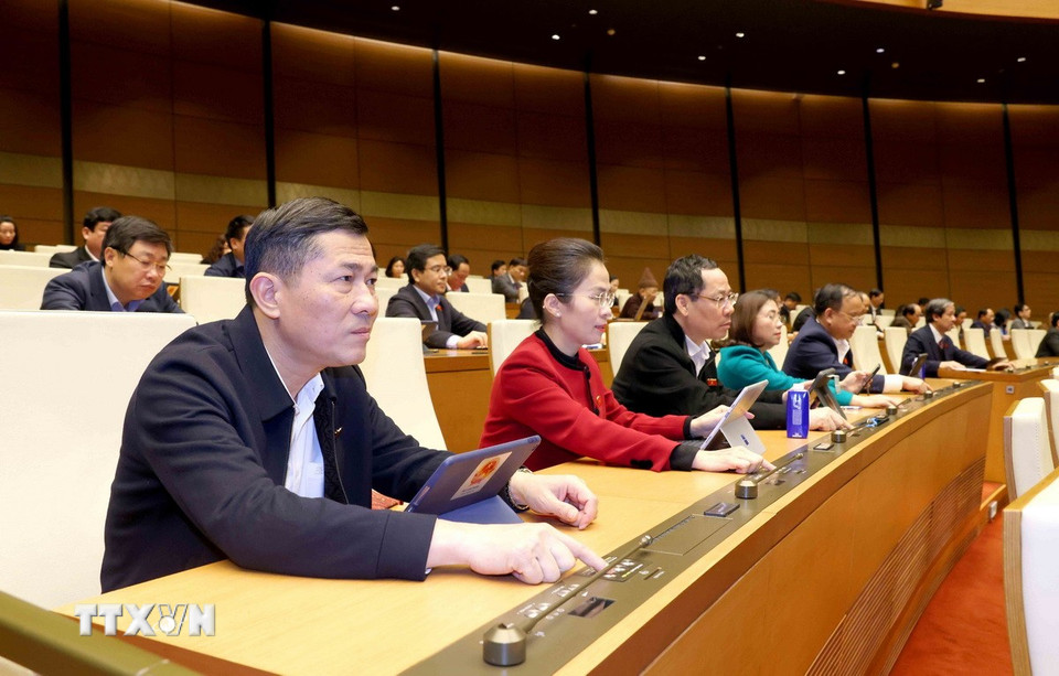 Đại biểu Quốc hội tỉnh Nghệ An biểu quyết thông qua dự thảo Nghị quyết của Quốc hội về việc bầu Phó Chủ tịch Quốc hội khóa XV. (Ảnh: Phương Hoa/TTXVN)