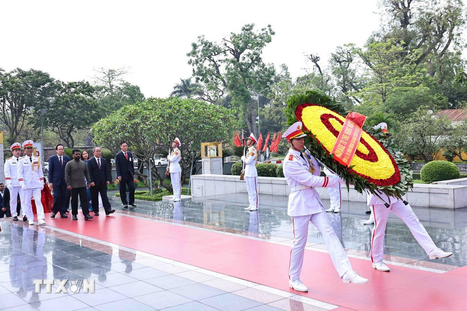 Tổng thống Sri Lanka Anura Kumara Dissanayaka đặt vòng hoa tại Đài tưởng niệm các Anh hùng liệt sỹ. (Ảnh: Minh Đức/TTXVN)