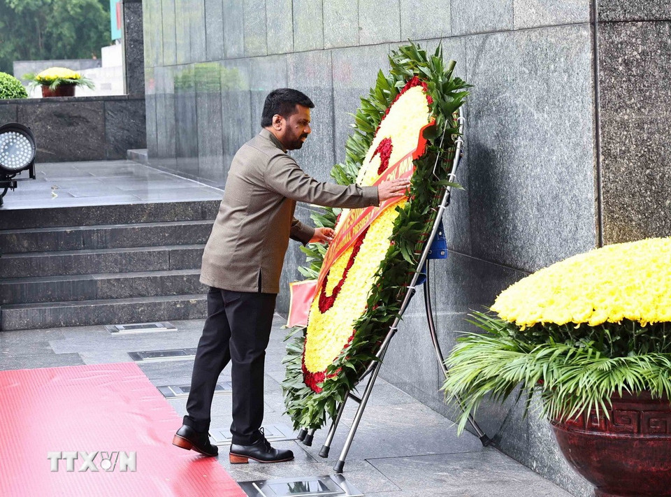 Tổng thống Sri Lanka Anura Kumara Dissanayaka đặt vòng hoa viếng Chủ tịch Hồ Chí Minh. (Ảnh: Minh Đức/TTXVN)