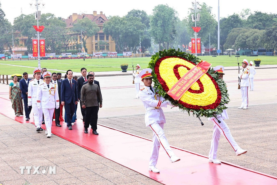 Tổng thống Sri Lanka Anura Kumara Dissanayaka đến đặt vòng hoa và vào Lăng viếng Chủ tịch Hồ Chí Minh. (Ảnh: Minh Đức/TTXVN)