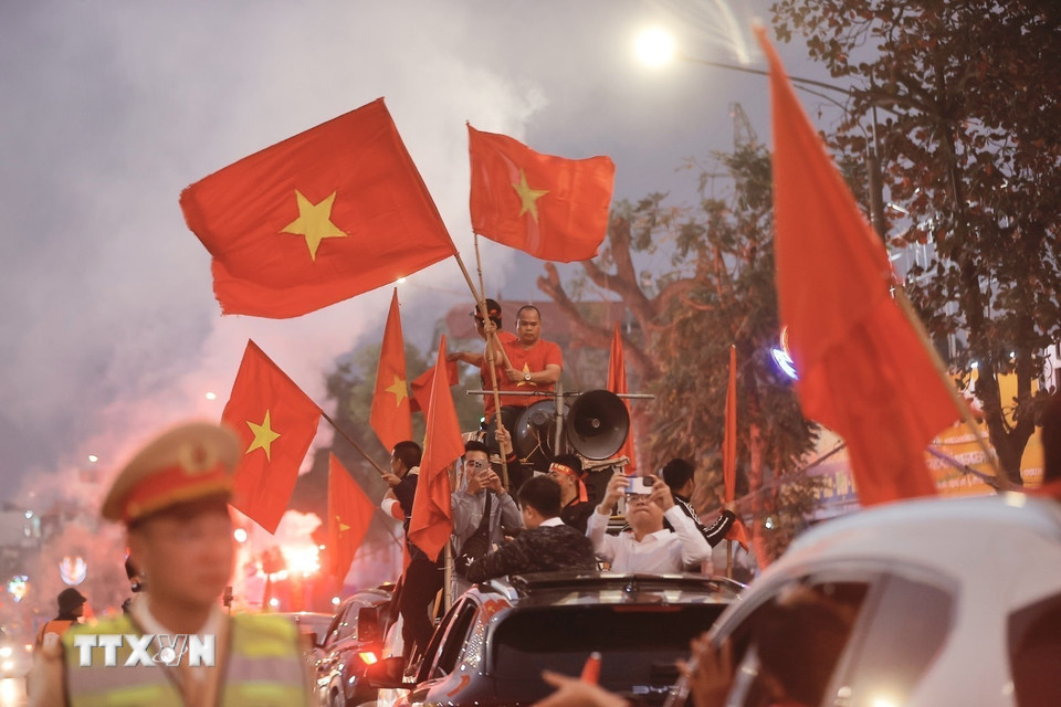 Khán giả đến sân vận động Việt Trì (tỉnh Phú Thọ) cổ vũ cho đội tuyển Việt Nam. (Ảnh: Minh Quyết/TTXVN)