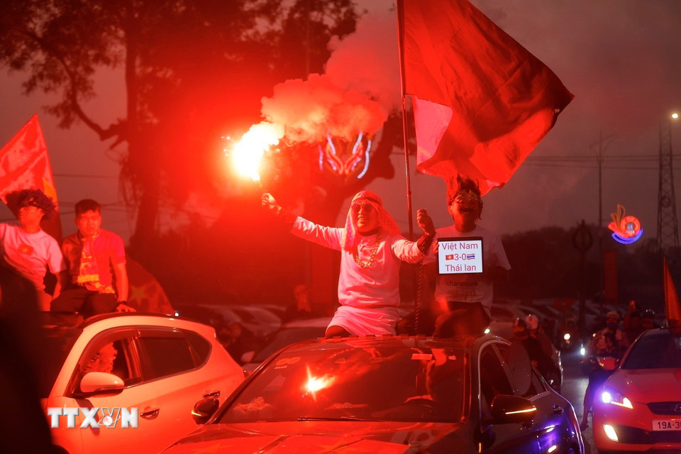Khán giả đến sân vận động Việt Trì (tỉnh Phú Thọ) cổ vũ cho đội tuyển Việt Nam. (Ảnh: Minh Quyết/TTXVN)
