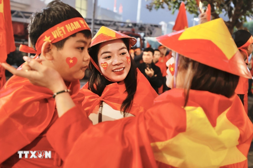 Khán giả đến sân vận động Việt Trì (tỉnh Phú Thọ) cổ vũ cho đội tuyển Việt Nam. (Ảnh: Minh Quyết/TTXVN)