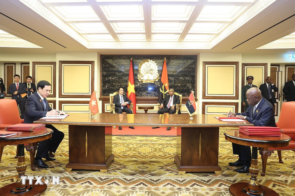 Chủ tịch nước Lương Cường và Tổng thống Angola João Manuel Gonçalves Lourenço chứng kiến lễ ký Ý định thư về thúc đẩy hợp tác quốc phòng giữa Việt Nam và Angola. (Ảnh: Lâm Khánh/TTXVN)