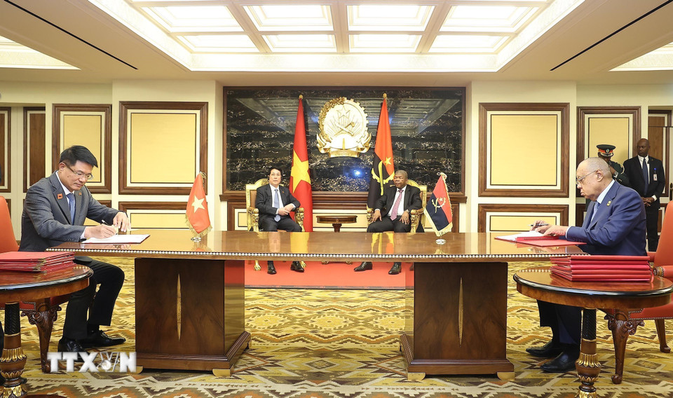 Chủ tịch nước Lương Cường và Tổng thống Angola João Manuel Gonçalves Lourenço chứng kiến lễ ký Hiệp định chuyển giao người bị kết án tù giữa Việt Nam và Angola. (Ảnh: Lâm Khánh/TTXVN)