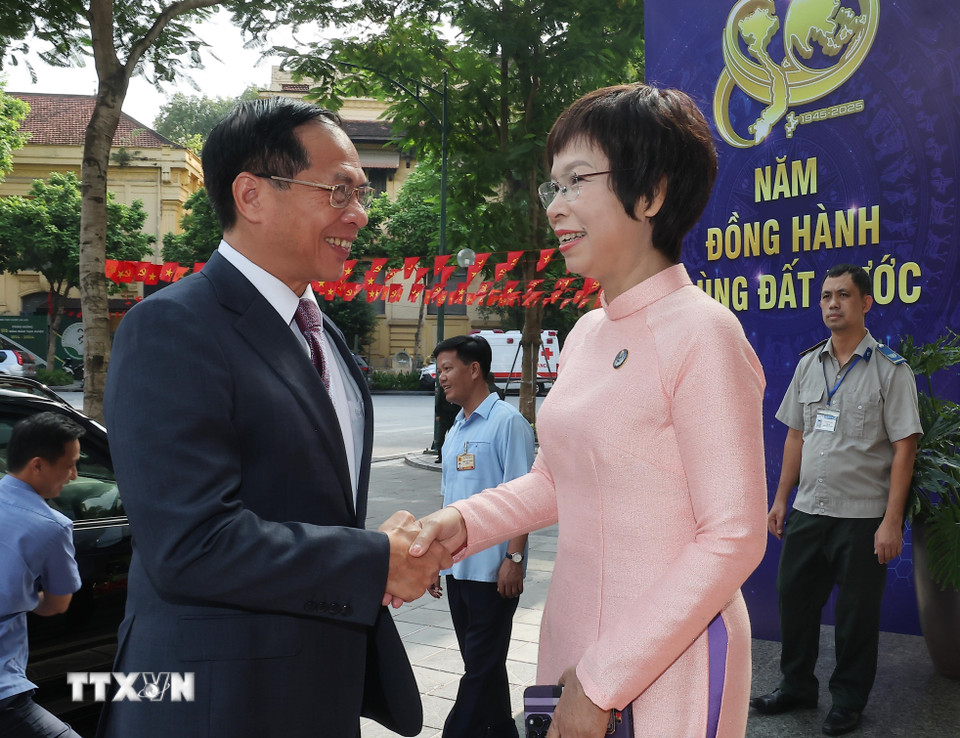 Tổng Giám đốc TTXVN Vũ Việt Trang đón Phó Thủ tướng Bùi Thanh Sơn. (Ảnh: TTXVN)