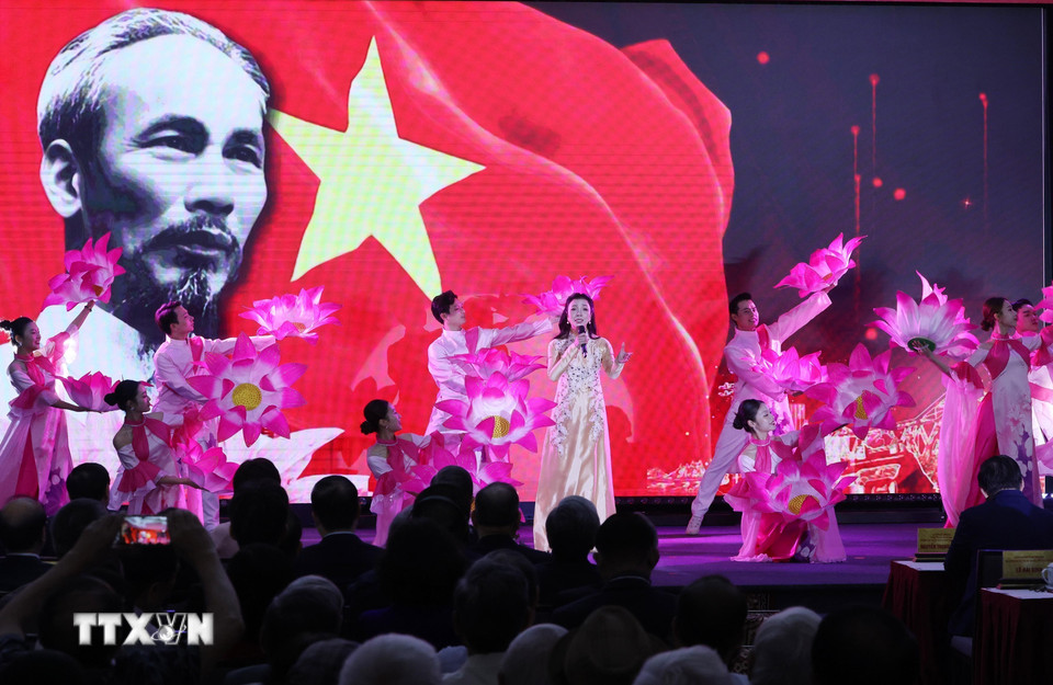 Chương trình nghệ thuật tại Lễ kỷ niệm 80 năm Ngày truyền thống Thông tấn xã Việt Nam (15/9/1945-15/9/2025). (Ảnh: Thống Nhất/TTXVN)