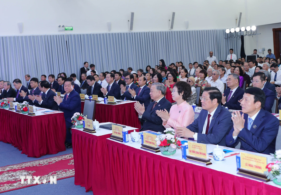 Tổng Bí thư Tô Lâm và các đại biểu dự lễ kỷ niệm. (Ảnh: Trọng Đức/TTXVN)