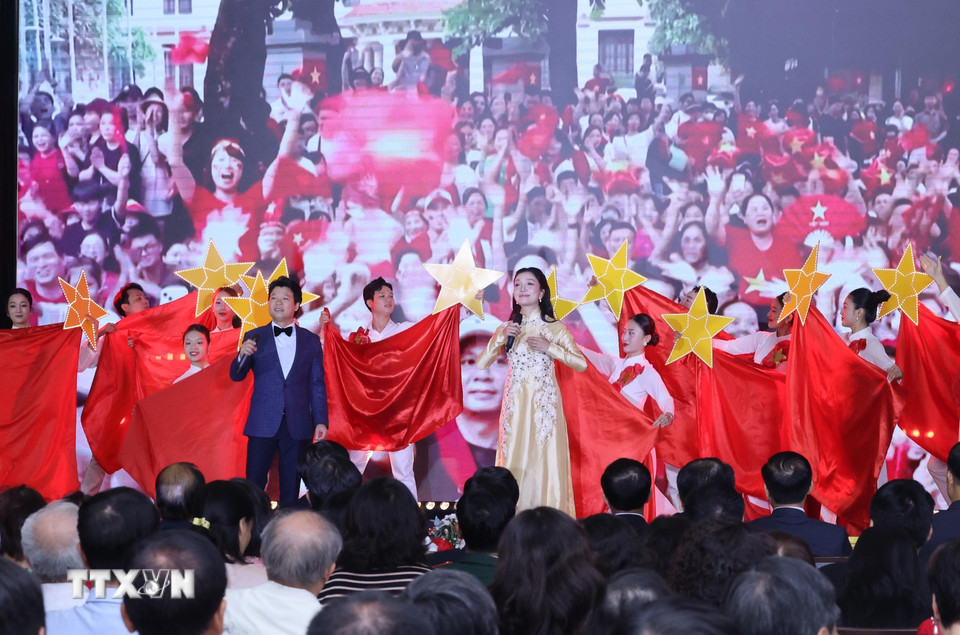 Chương trình văn nghệ tại Lễ đón nhận Huân chương Hồ Chí Minh và kỷ niệm 80 năm Ngày truyền thống Thông tấn xã Việt Nam (15/9/1945-15/9/2025). (Ảnh: Lâm Khánh/TTXVN)