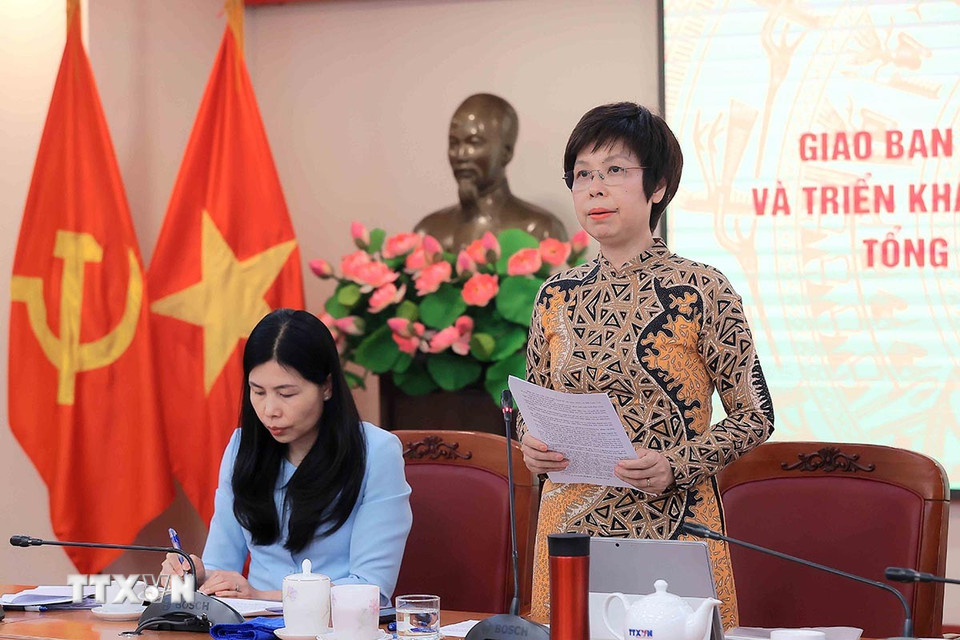 Đồng chí Vũ Việt Trang, Bí thư Đảng ủy, Tổng Giám đốc, Chủ tịch Liên Chi hội Nhà báo TTXVN trình bày Báo cáo tóm tắt sơ kết công tác 6 tháng đầu năm và phương hướng, nhiệm vụ 6 tháng cuối năm 2025. (Ảnh: An Đăng/TTXVN)