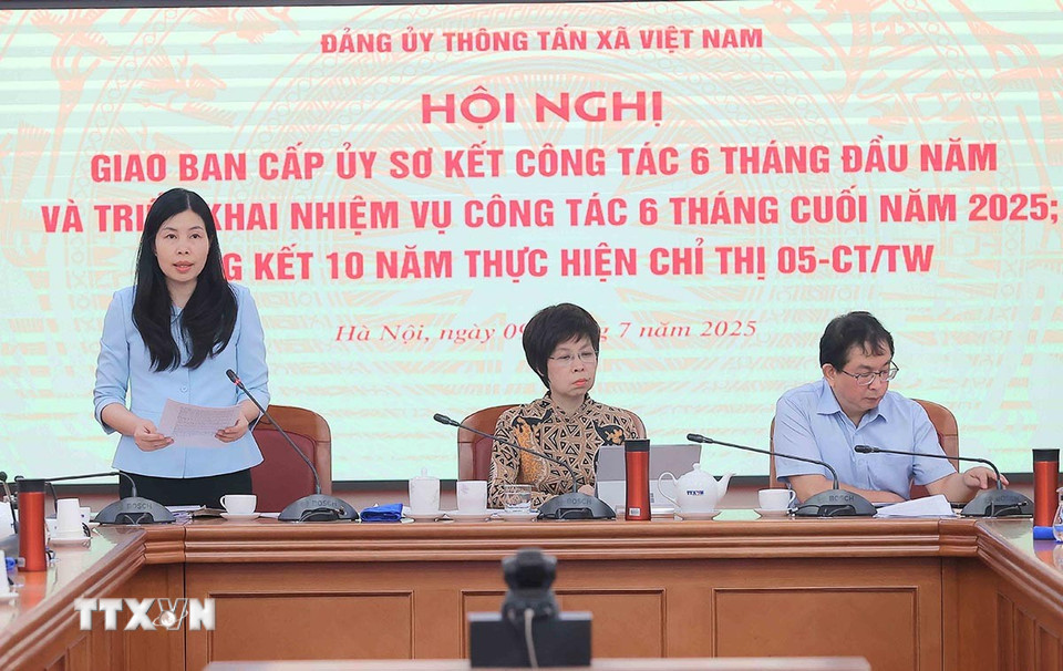 Đồng chí Đỗ Thị Trang, Phó Bí thư chuyên trách Đảng ủy TTXVN báo cáo tóm tắt tổng kết 10 năm thực hiện Chỉ thị 05-CT/TW của Bộ Chính trị về đẩy mạnh học tập và làm theo tư tưởng, đạo đức, phong cách Hồ Chí Minh. (Ảnh: An Đăng/TTXVN)