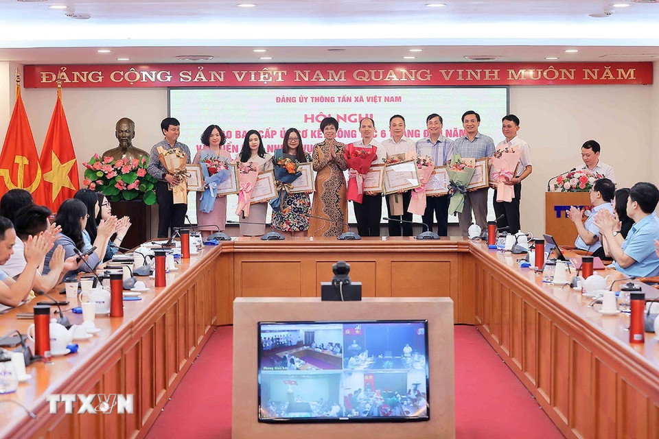 Đồng chí Vũ Việt Trang, Bí thư Đảng ủy, Tổng Giám đốc trao Giấy khen cho các tập thể có thành tích xuất sắc trong 10 năm thực hiện Chỉ thị 05-CT/TW. (Ảnh: An Đăng/TTXVN)