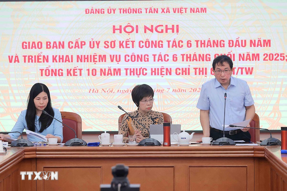 Đồng chí Nguyễn Tuấn Hùng, Phó Bí thư thường trực Đảng ủy, Phó Tổng Giám đốc, Chủ nhiệm Ủy ban Kiểm tra Đảng ủy TTXVN trình bày Báo cáo (tóm tắt) sơ kết công tác kiểm tra, giám sát và thi hành kỷ luật đảng 6 tháng đầu năm và phương hướng, nhiệm vụ công tác 6 tháng cuối năm 2025. (Ảnh: An Đăng/TTXVN)