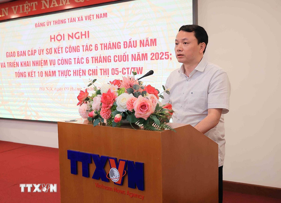 Đồng chí Đỗ Mạnh Chiến, Ủy viên Ban Thường vụ, Trưởng Ban Tổ chức - Cán bộ công bố Quyết định khen thưởng. (Ảnh: An Đăng/TTXVN)