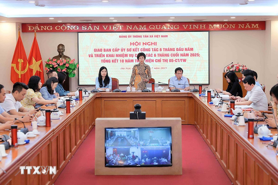 Đồng chí Vũ Việt Trang, Bí thư Đảng ủy, Tổng Giám đốc, Chủ tịch Liên Chi hội Nhà báo TTXVN trình bày Báo cáo tóm tắt sơ kết công tác 6 tháng đầu năm và phương hướng, nhiệm vụ 6 tháng cuối năm 2025. (Ảnh: An Đăng/TTXVN)